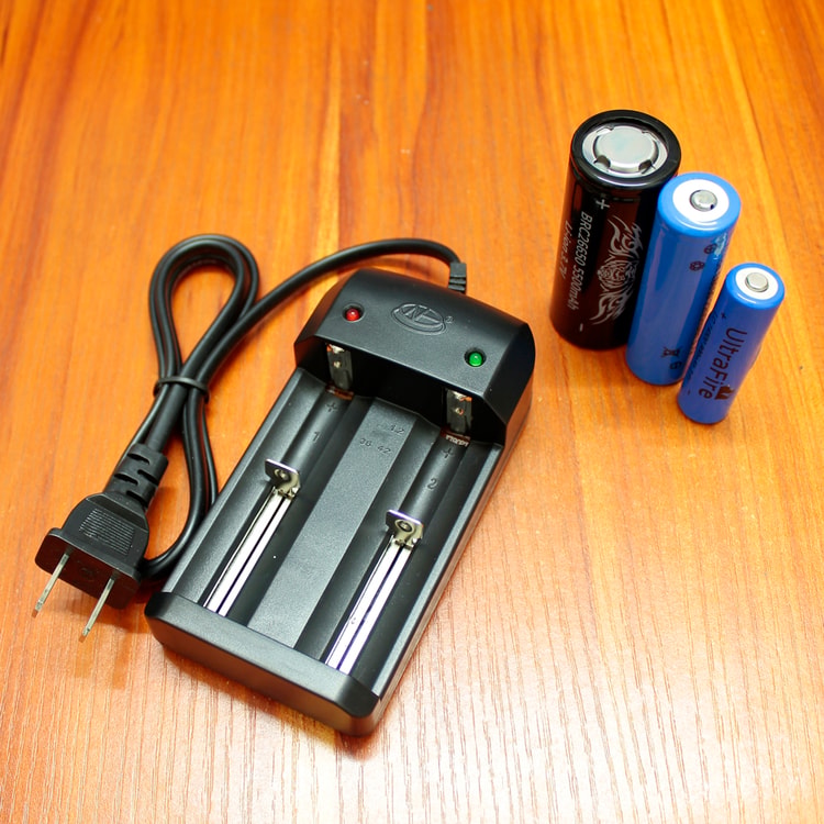 Lithium Battery Universal Charger, Dual Charging for Flashlight Batteries,
